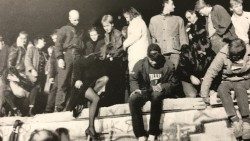 Muro-Berlino-1989-sul-muro-coi-tacchi.jpg