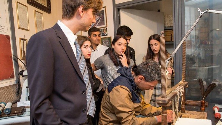 Kard. Versaldi: epidemia pokazała, co jest ważne w edukacji