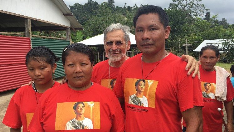 Աւանդավէպ. աջ կողմում Այկուն է՝ իր կնոջ, դստեր եւ Գերապայծառ Լաֆոնի հետ, 18 մարտի, 2017 թուական 