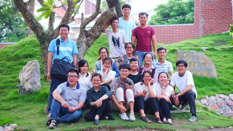 Thành viên trong câu lạc bộ Phanxicô cùng quý cha linh hướng tại đồi Hy vọng – Giáo xứ Giang Xá. Ảnh: Ngọc Gabriel.