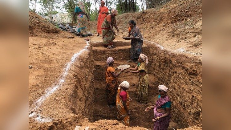 Donne di un villaggio in Africa che scavano pozzi