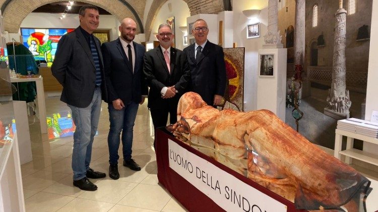 Embajador Carlos Ávila Molina, Iván Marsura  junto a otros embajadores y diplomáticos 