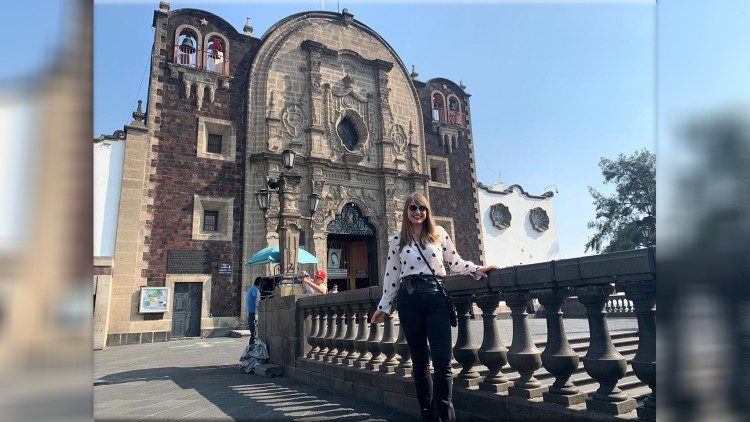 A jovem Caroline realizando o sonho de conhecer o local