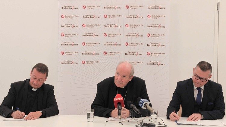 Kardinal Schönborn gemeinsam mit Generalsekretär Peter Schipka und Presssprecher Paul Wuthe bei der Abschlusspressekonferenz (c) Kathpress / Lukas Cioni