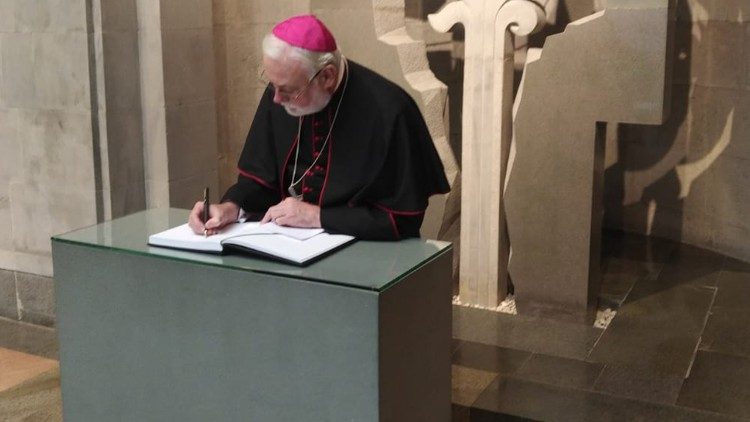 Mgr Paul Richard Gallagher en Arménie. Signature du livre d'honneur au Mémorial du génocide