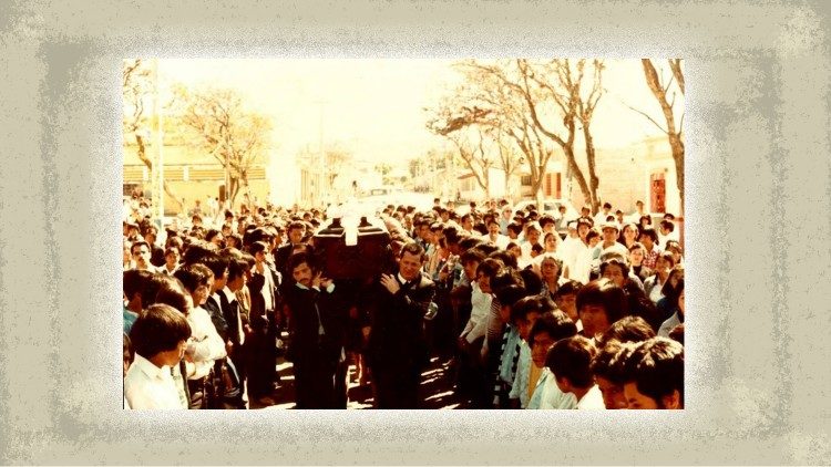 Il trasporto della bara di Fr. James