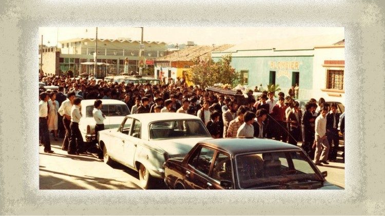 Gli alunni delle scuole lasalliane di Huehuetenango accompagnano il feretro di Fr. James