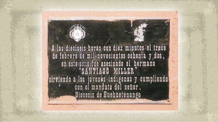 La targa in ricordo di Fr. James sul luogo del martirio