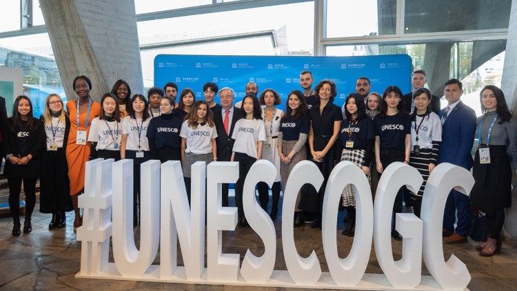 UN Secy-Gen. Antonio Guterres (C) with young people at UNESCO'S General Conference..