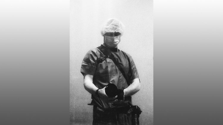 Daniele Garofani con il camice e la macchina fotografica