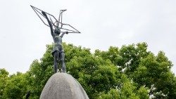 Childrens-peace-monument-in-Hiroshima.jpg
