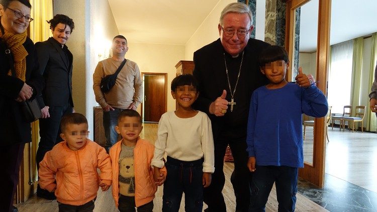 Kardinal Hollerich und die jungen Gäste, die aus Lesbos gekommen sind.