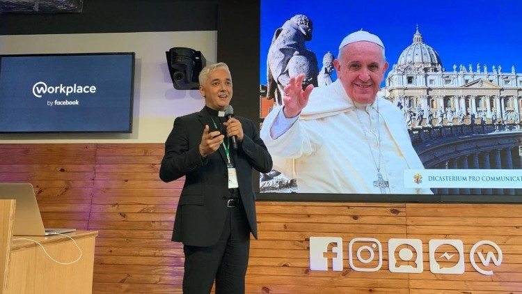 Pe. Arnaldo participa de evento em São Paulo que reúne especialistas da área de comunicação de órgãos públicos