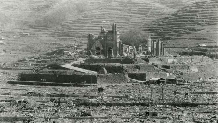 A catedral da Imaculada Conceição após a explosão da bomba atônica em Nagasaki