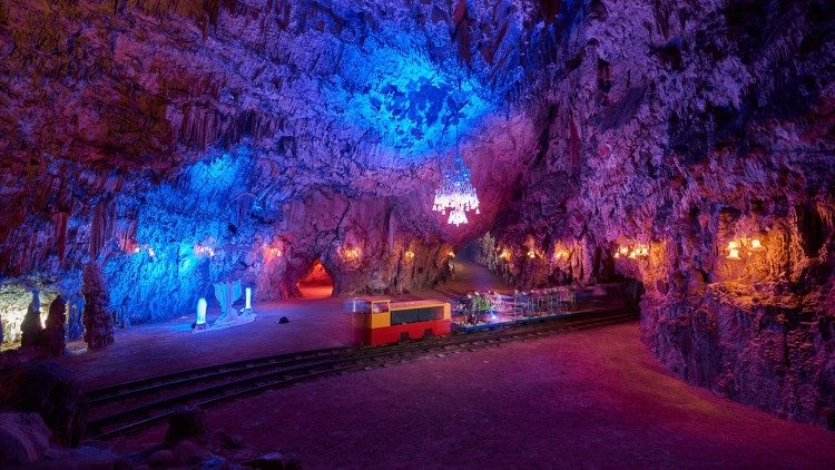 Il percorso in treno all'interno delle Grotte di Postumia