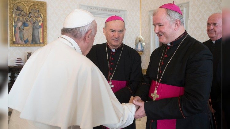 Mgr Aurel Perca, alors évêque auxiliaire de Iasi, saluant le Pape François lors de la visite "ad limina" des évêques de Roumanie en 2018.