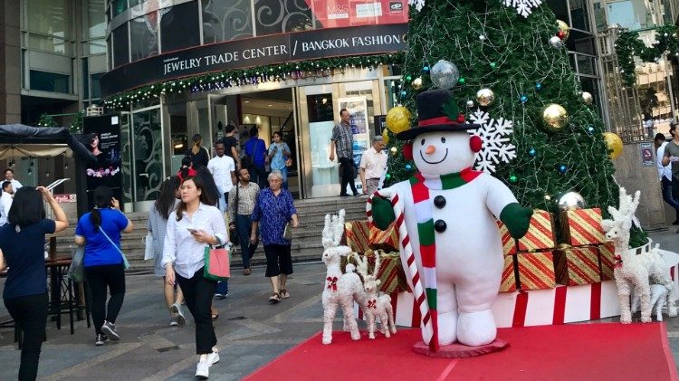 Des sapins de Noël dans les rues de Bangkok.