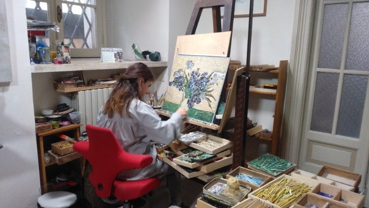 Uma mosaicista durante seu trabalho no Ateliê no Vaticano