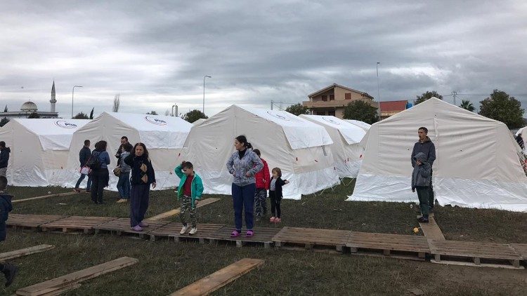 Terremoto in Albania. tendopoli della Caritas