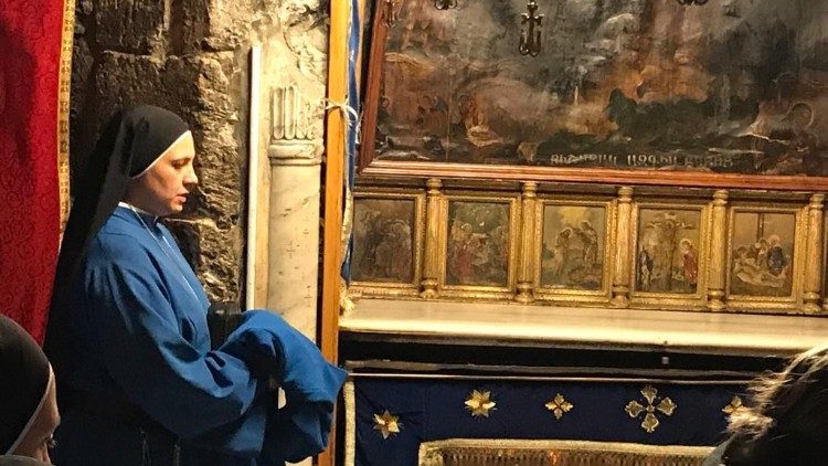 Wierni oddają cześć relikwiom w Betlejem 