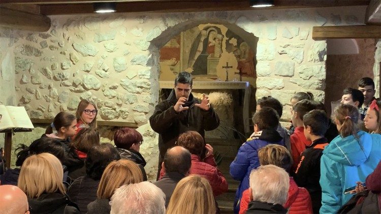 Bambini in visita alla grotta del primo presepe 