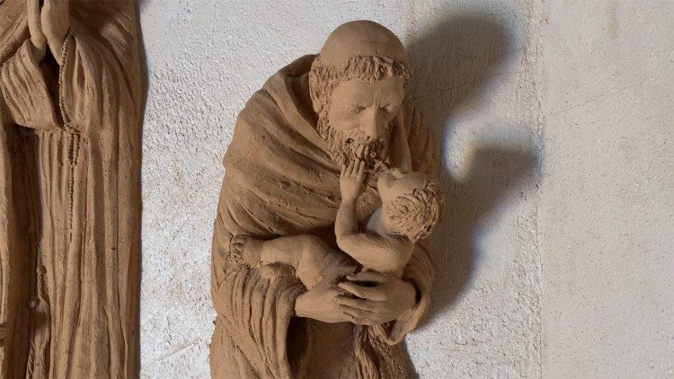Greccio-Francesco-e-Bambino-terracotta.jpg