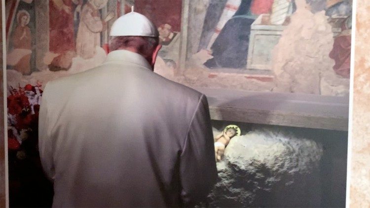 Papa Francisco na gruta do Santuário em Greccio, em visita de 2016