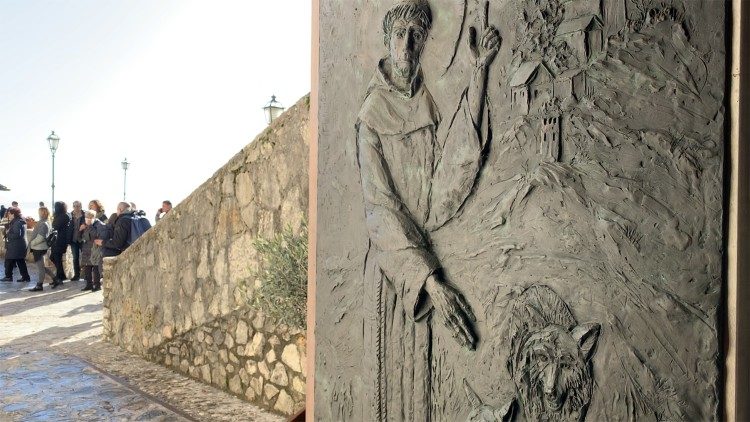 La porta d'ingresso della chiesa del Santuario, con la raffigurazione di San Francesco e il lupo