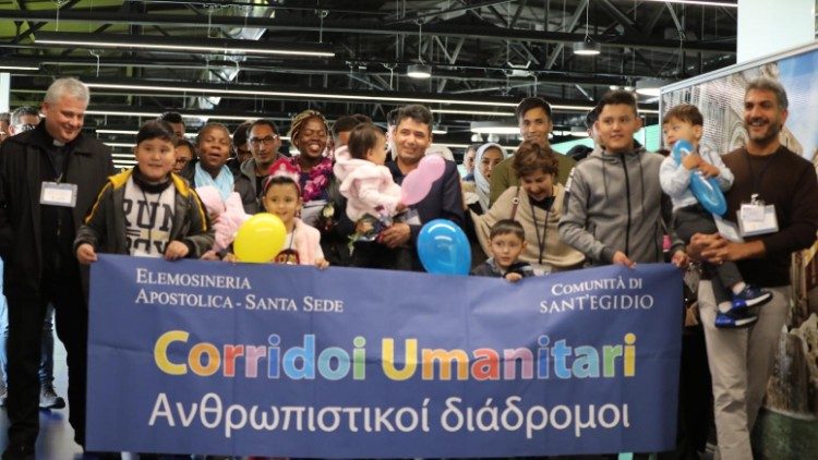 Powitanie uchodźców na lotnisku