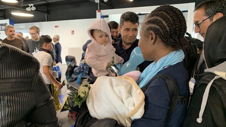 2019.12.04 kufika kwa wakimbizi uwanjani Fiumicino kupitia mkondo wa kibinadamu