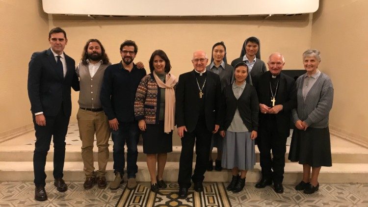 Al centro, la regista Beltrami con alcuni rappresentanti del team 