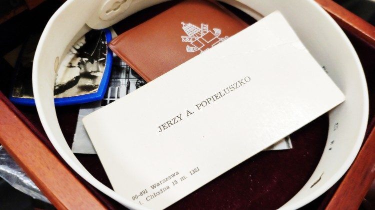 Koloratka księdza Jerzego i jego wizytówki