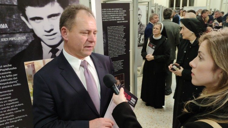 Il nipote di Popiełuszko alla mostra allestita a Roma in ricordo del beato