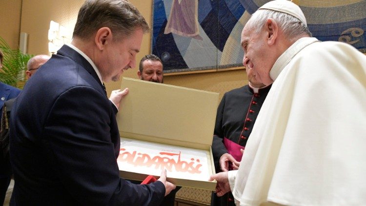 Le Pape François reçoit le comité de direction de la fédération syndicale polonaise Solidarnosc dans la petite salle Paul VI du Vatican, mercredi 4 décembre 2019. 