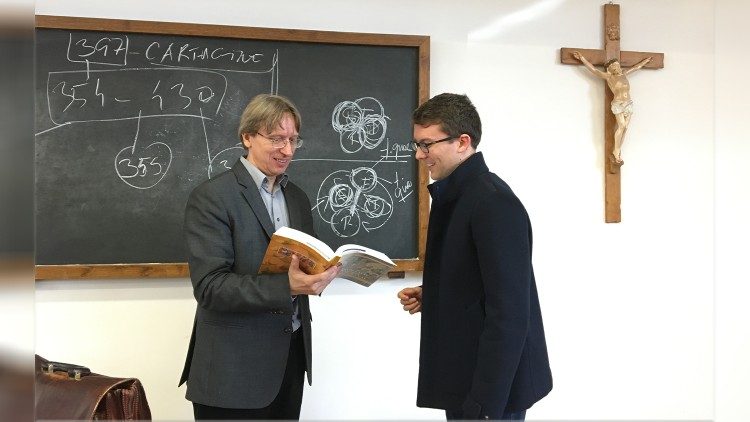 Manuel von Däniken und sein Professor Lubomir Zak nach der Vorlesung an der Lateranuniversität.