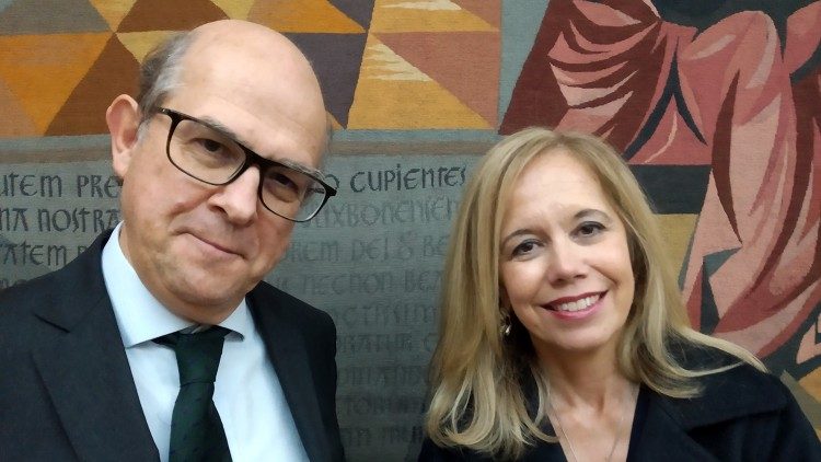 Isabel Capeloa Gil com o Director da Faculdade de Letras da Universidade de Lisboa