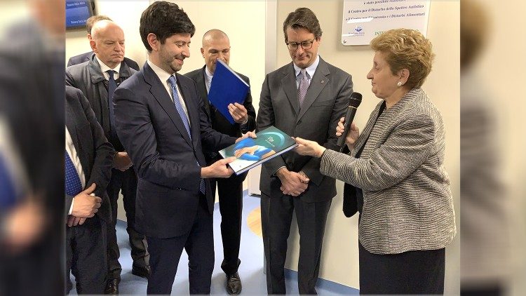 Il ministro Roberto Speranza e Mariella Enoc