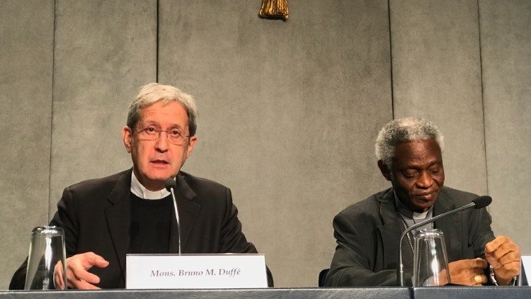 Kardinal Turkson (r.) und Duffé stellen die Fastenbotschaft vor