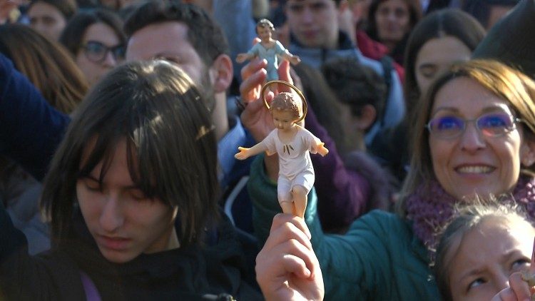 Bénédiction des statuettes de l'Enfant Jésus par le Pape François Place Saint-Pierre, le 15 décembre 2019