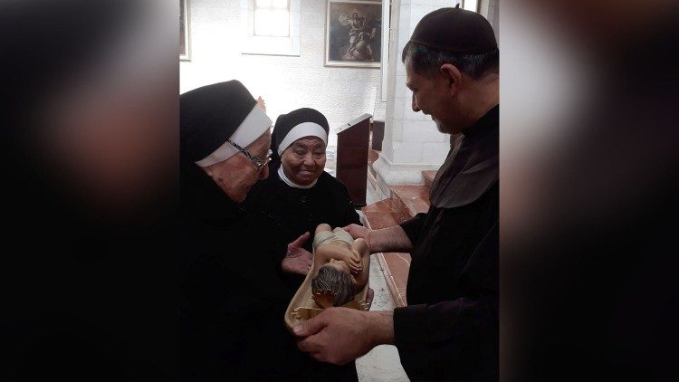 Sr. M. Xaveria mit dem Jesuskind