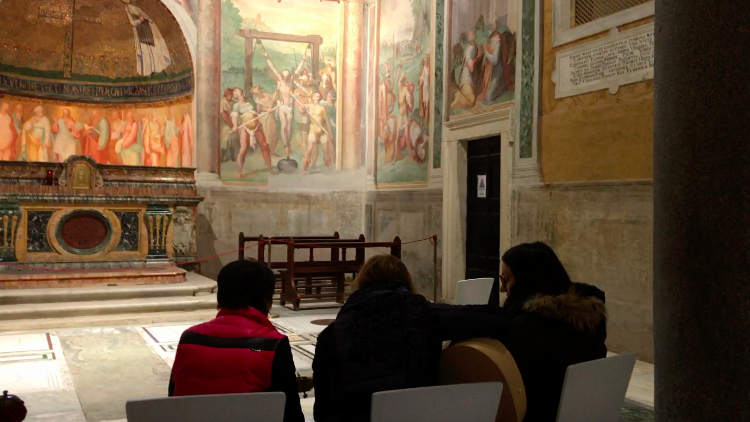 Drei Frauen singen und beten in einer Seitenkapelle während der Kirchenführungen.