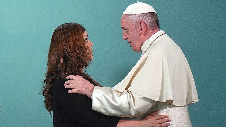 “Gracias Janeth por compartir con nosotros tus dolores y ese valiente pedido de perdón. ¡Cuánto tenemos que aprender de esa actitud tuya llena de coraje y humildad!”, le dijo el Papa.