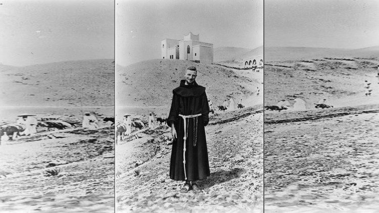 Padre Charles-André Poissonier, tendo ao fundo o Monasteiro da Visitação em Tazert, Marrocos