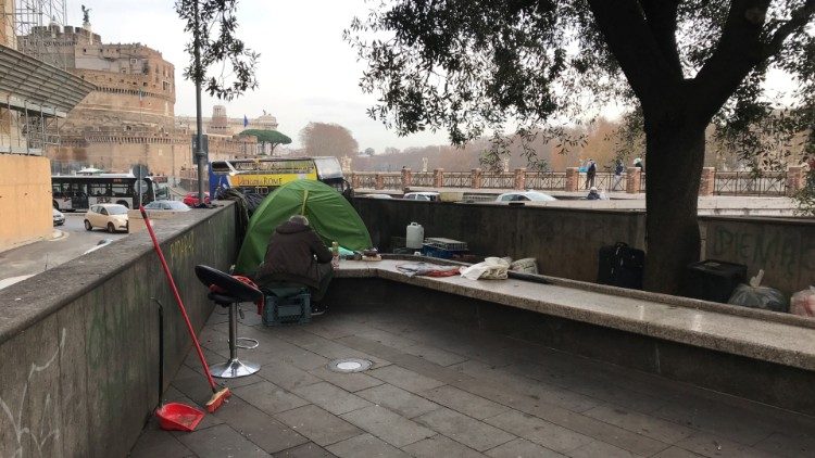 Una persona senza fissa dimora a Roma, vicino agli argini del Tevere
