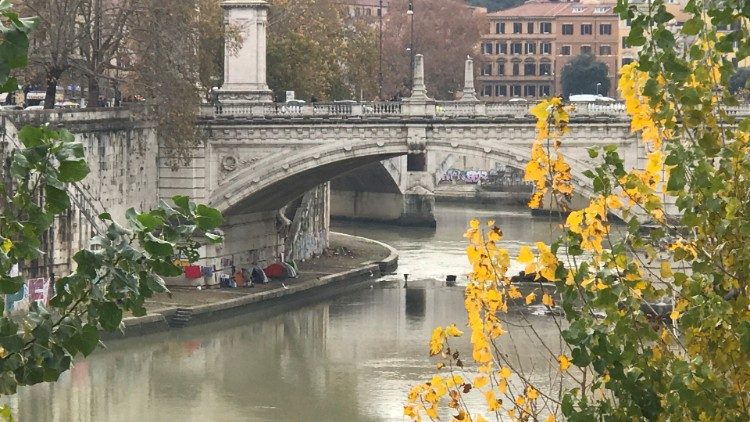 Persone senza fissa dimora che vivono a Roma nei pressi degli argini del fiume Tevere
