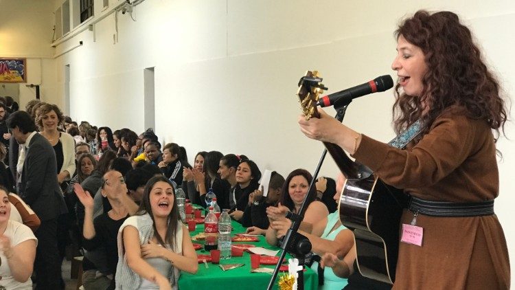 Teresa De Sio canta con le detenute del carcere romano di Rebibbia nel 2019