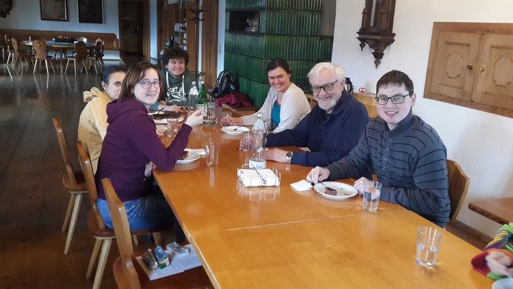 Kapuzinerbruder Norbert (2.v.r.) inmitten von Teilnehmenden am Freiwilligen Ordensjahr.
