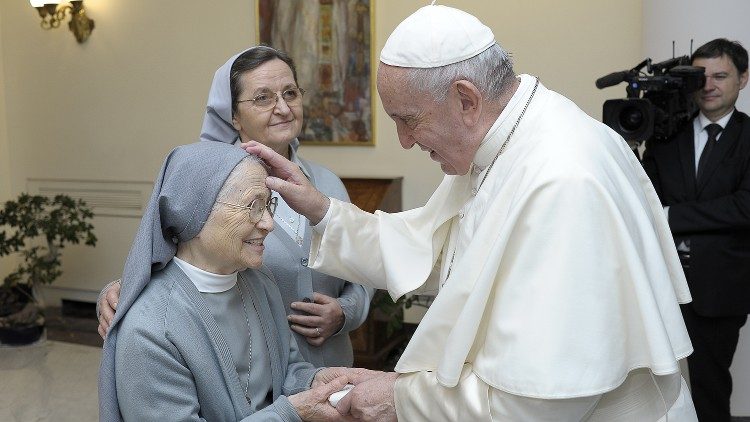 Le Pape saluant soeur Maria do Céu Pereira, le 2 décembre 2019 à la Maison Sainte-Marthe.