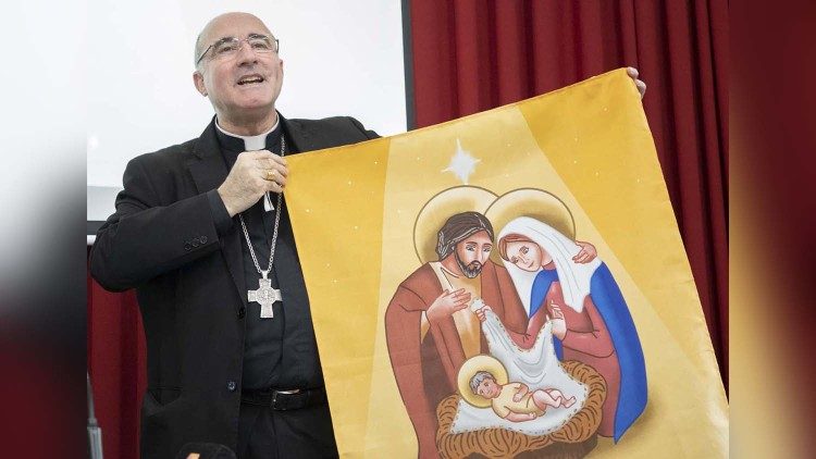 O cardeal Daniel Sturla mostra o novo desenho das “balconeras”, tecidos de tela com a imagem da Sagrada Família que manifestam publicamente a fé cristã. (Foto de Federico Gutiérrez) 