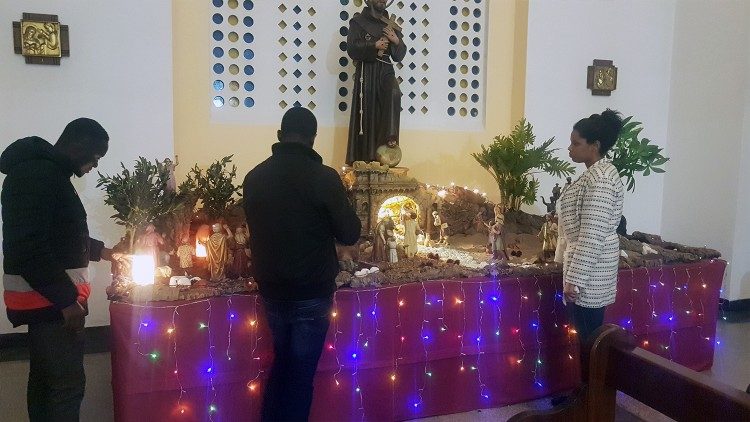 I volontari che hanno curato l'allestimento del presepe